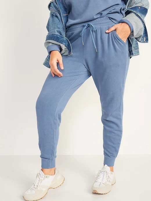 Model wears Mid-Rise Tie-Dyed Logo-Graphic Sweatpants in blue. Image via Old Navy.