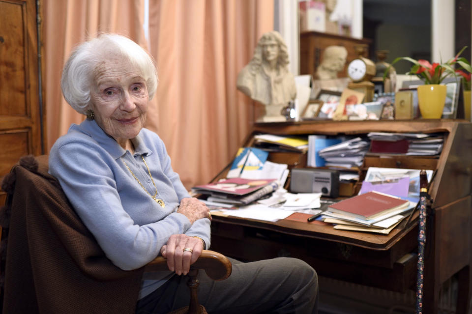 <p>L’actrice et sociétaire honoraire de la Comédie-Française s’est éteinte à 103 ans le 24 septembre. Si la comédienne avait arrêté le théâtre en 2014, elle acceptait encore des rôles au cinéma. Elle est engagée à 20 ans à la Comédie-Française et est montée sur les planches pendant 80 ans. Née dans une famille d’artistes, la doyenne des comédiennes françaises a commencé à tourner pour le cinéma en 1934. Elle a partagé l’affiche avec Gérard Depardieu, Jean Gabin, Jean Marais… (Crédit : AFP) </p>