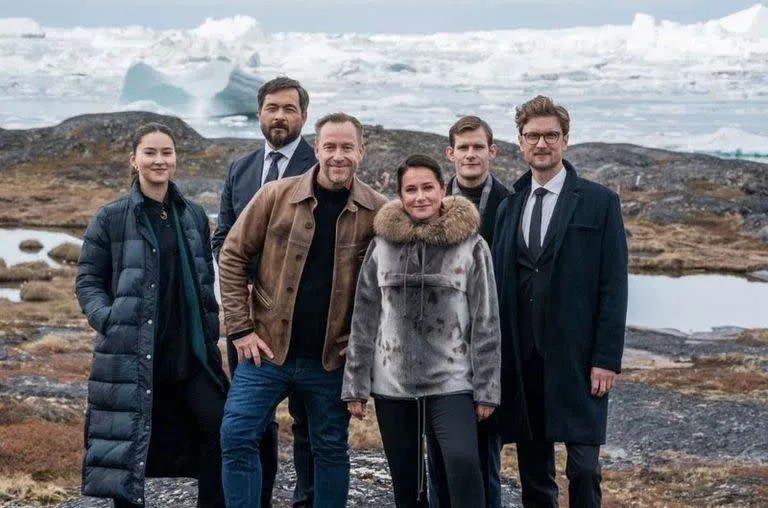 Los actores de Borgen junto al director, Adam Price, en Groenlandia