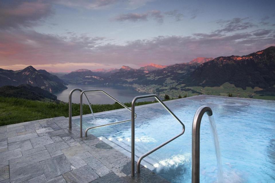 Outdoor pool at the hotel (Hotel Villa Honegg, Timo Schwach)
