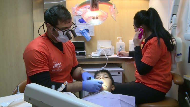 Calgary Syrian refugees get bus-based dental care