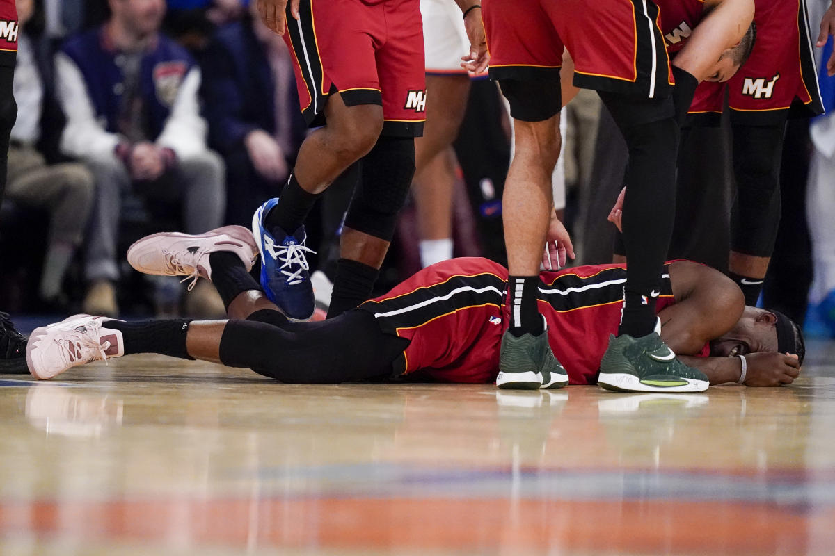 #Heat star Jimmy Butler rolls ankle in Game 1 win over Knicks [Video]