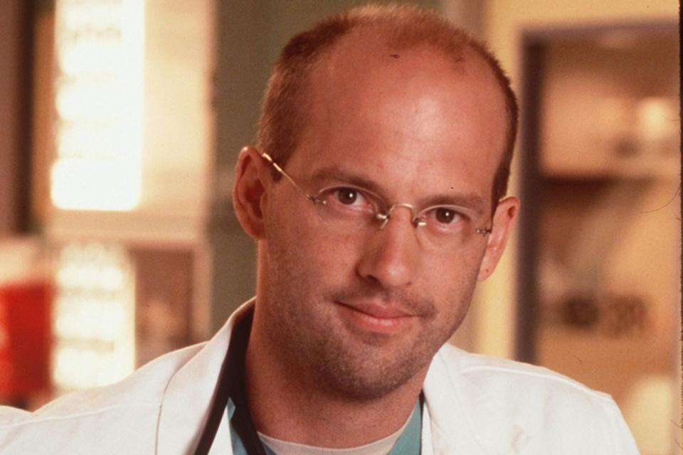 Dr. Mark Greene ist gleich in der ersten Szene von "Emergency Room" zu sehen. Bis zu seinem Serien-Tod acht Staffeln später blieb er einer der zentralen Charaktere. Auch der einzige Golden Globe in der Geschichte von "ER" ging an Edwards. 2002 stieg er aus, um als Regisseur zu arbeiten. Erfolg hatte er damit nicht, stattdessen hielt er sich mit Nebenrollen über Wasser.