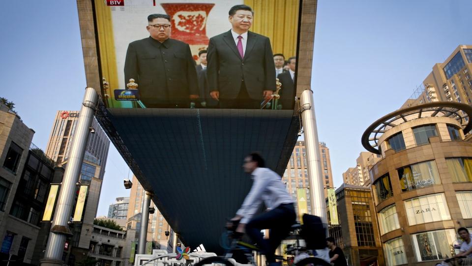 Auf einem riesigen Bildschirm in Peking wird die Begrüßung von Kim Jong Un und Xi Jinping übertragen. Foto: Andy Wong/AP