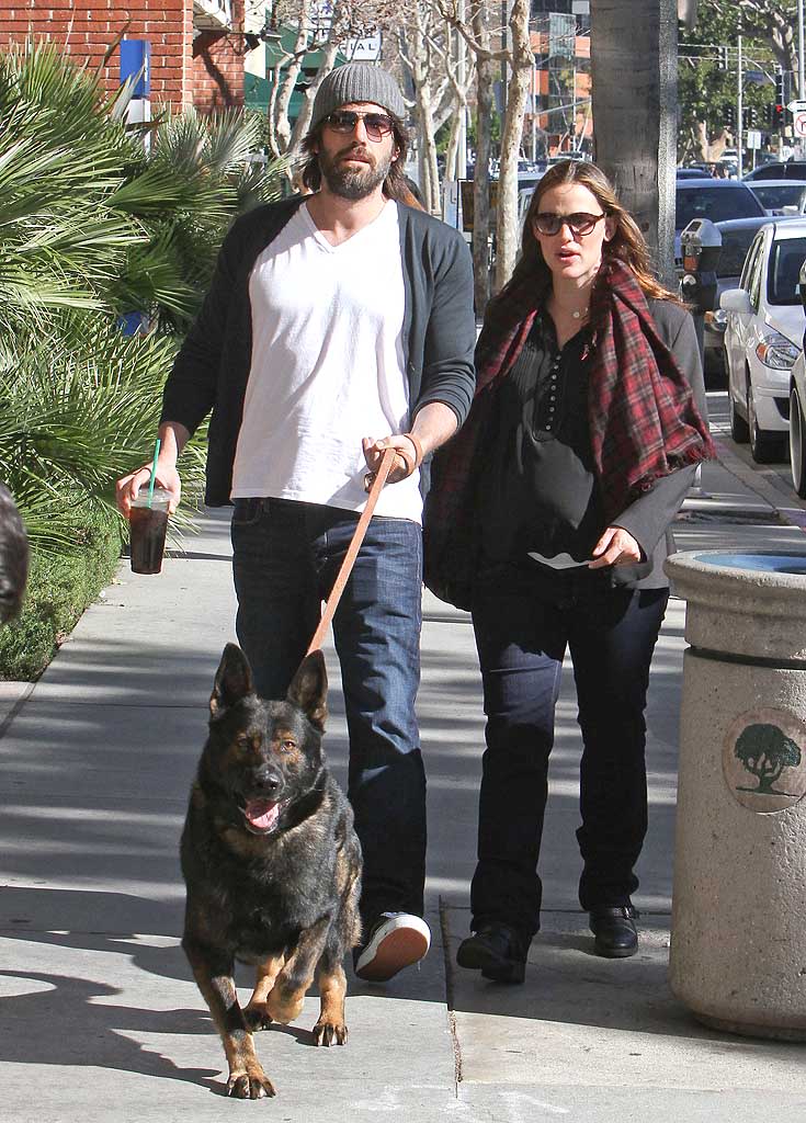 Jen Garner and Ben AfflBen Affleck, Jennifer Garnereck Sneak a Kiss While Walking the Dog