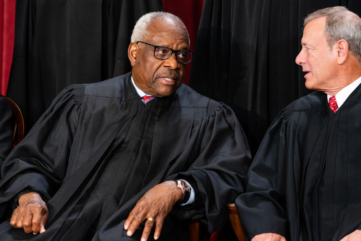 Associate Justice Clarence Thomas, left, with Chief Justice John Roberts