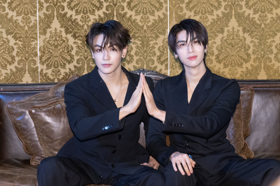 Joong（左）和Dunk比手大小，Joong喜歡Dunk修長的手指頭。（無限娛樂提供）