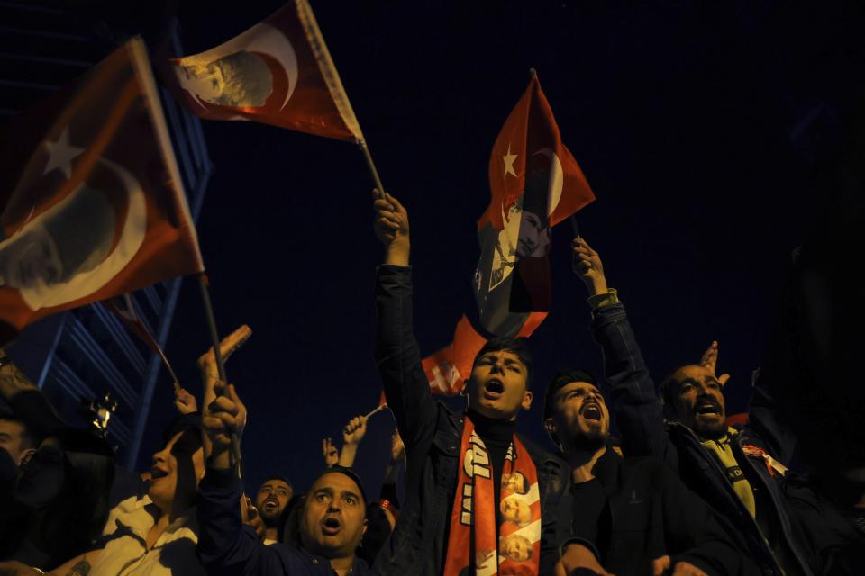 Simpatizantes del Partido Republicano del Pueblo gritan consignas afuera de la sede del partido politico, el domingo 14 de mayo de 2023, en Ankara, Turquía. (AP Foto)