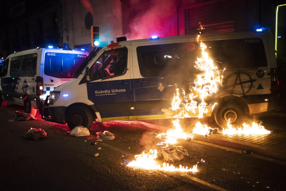 El sábado un furgón policial ardió con un agente dentro, que logró salir ileso y por su propio pie, en el transcurso de los disturbios por la entrada en prisión del rapero Pablo Hasél. (Foto: AP Photo/Emilio Morenatti)