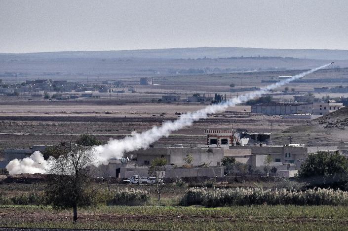 A photo taken on November 6, 2014 from the Turkish city of Mursitpinar, a rocket fired by Islamic State militants to People's Protection Units fighters' positions, from the east part of the Syrian city of Kobane (AFP Photo/Aris Messinis)