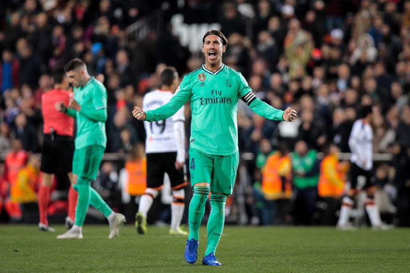 El defensa del Real Madrid Sergio Ramos al finalizar el encuentro correspondiente a la decimoséptima jornada de LaLiga Santander que Valencia CF y Real Madrid disputaron en el estadio de Mestalla, en Valencia. EFE/Biel Aliño