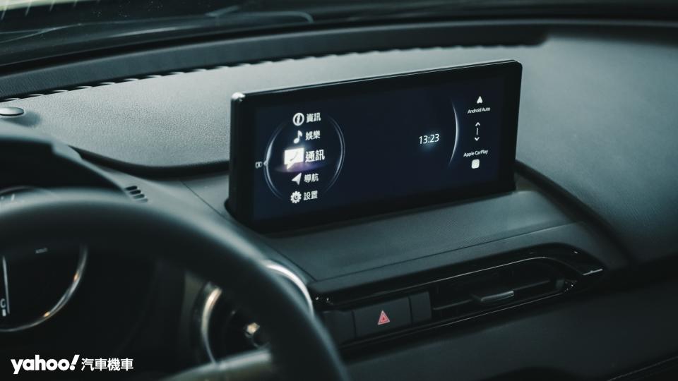 8.8吋中央螢幕閱讀性更佳，但Apple CarPlay、Android Auto維持有線連接。