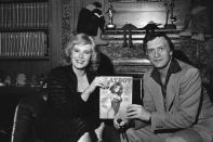 <p>Rita Jenrette y Hugh Hefner en la biblioteca mostrando el número de abril de 1981 de Playboy. Estaba casada con el representante estadounidense John Jenrette (D-S.C.), que estuvo involucrado en el escándalo Abscam. Ella desveló en una entrevista con la revista que en una ocasión mantuvo relaciones sexuales en las escaleras del Capitolio. Rita posó para Playboy para ilustrar la entrevista. (Paul Drinkwater / NBCU Photo Bank) </p>