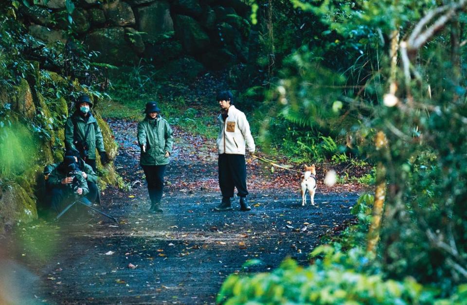 《極島森林》全程無腳本，導演需在現場為陳柏霖（右）講解拍攝路線。（LINE TV提供）