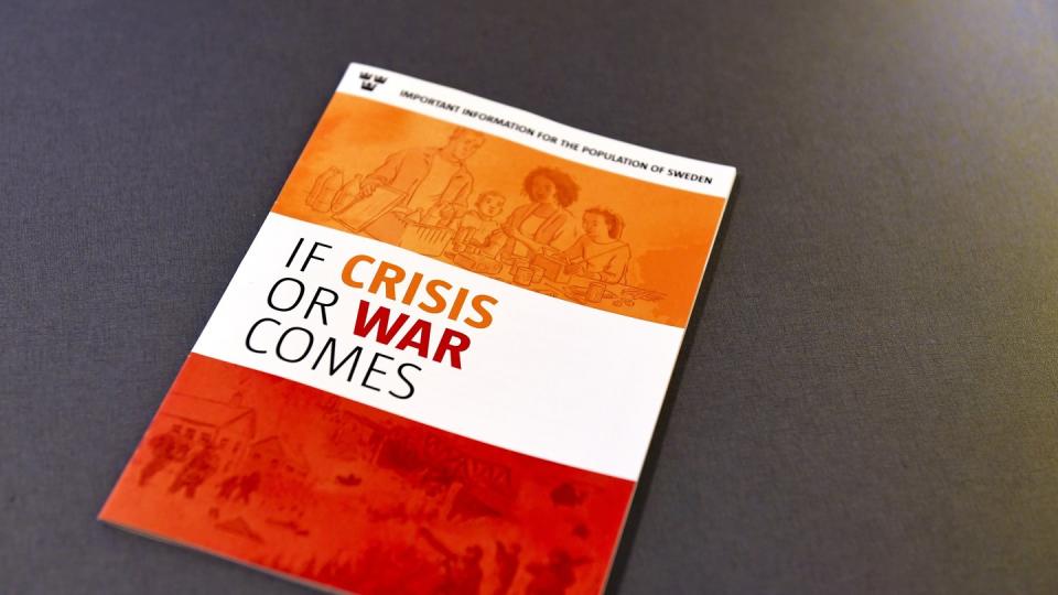 Broschüre «Falls Krise oder Krieg kommt» («If Crisis or War comes»). Die Zivilschutzbehörde von Schweden verschickt seit dieser Woche Broschüren mit Ratschlägen für den Krisen- oder Kriegsfall an rund 4,8 Millionen schwedische Haushalte. Foto: Pontus Lundahl/TT/AP