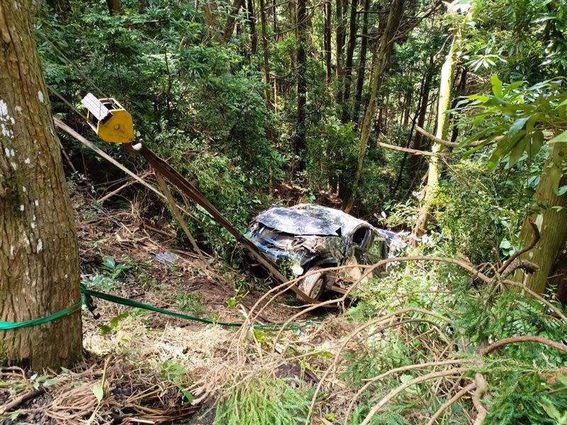 休旅車遭撞擊墜落山谷。（圖／翻攝畫面）