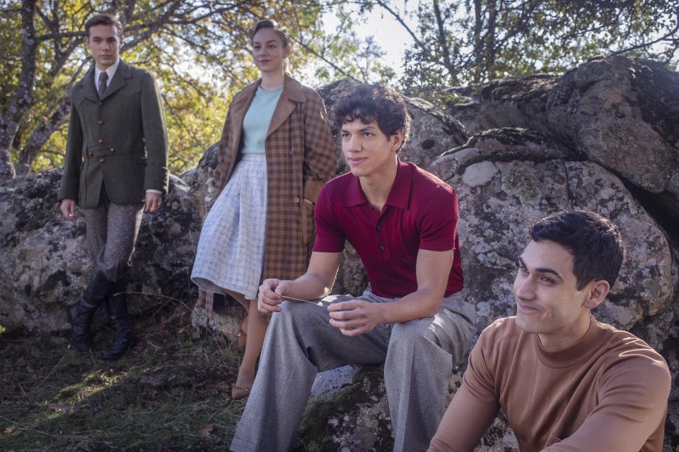 En esta imagen proporcionada por Netflix de izquierda a derecha Carlos Cuevas, Ester Expósito, Isaac Hernández y Alejandro Speitzer en una escena de la serie "Alguien Tiene que Morir" que se estrena el 16 de octubre de 2020 en Netflix. (Netflix via AP)