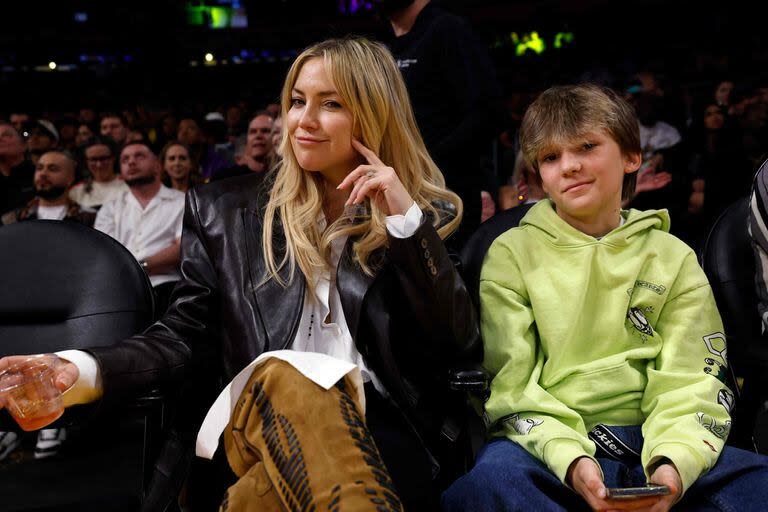 La actriz Kate Hudson llevó a su hijo Bing a ver el partido de la NBA entre Los Angeles Lakers y los Denver Nuggets en el Crypto.com Arena