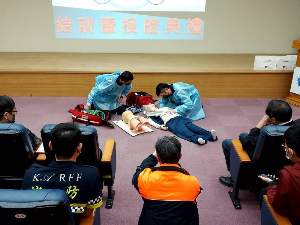 高雄小港機場消防隊中級救護技術員訓練，經過三十六天的課程後結訓，將可以有效提昇機場救護量能。（記者鄭伯勝翻攝）