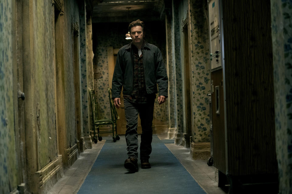 En esta imagen difundida por Warner Bros. Pictures, Ewan McGregor en una escena de "Doctor Sleep". (Warner Bros. Pictures vía AP)