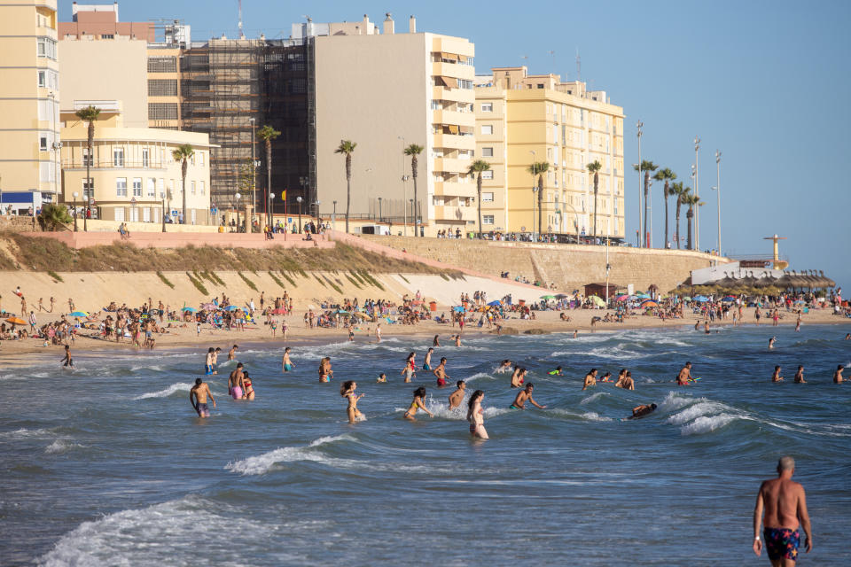 Playas hasta la bandera: Cádiz ha cerrado el acceso a algunas tras estas aglomeraciones