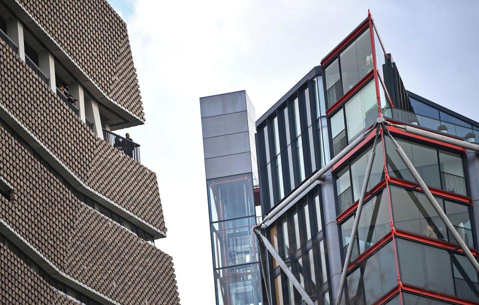 The owners living in the residential flats (right) which are over looked by the Tate Modern (left). (PA)