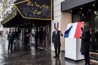 <p>Un an jour pour jour après les attentats du 13 novembre 2015, François Hollande préside les commémorations en hommage aux 130 victimes. Du stade de France au Bataclan, six plaques commémoratives sont dévoilées près des lieux où des vies innocentes ont été prises. À chaque endroit, les noms des victimes sont lus avant l’observation d’une minute de silence et le dépôt d’une gerbe de fleurs. (Photo : AFP)</p>