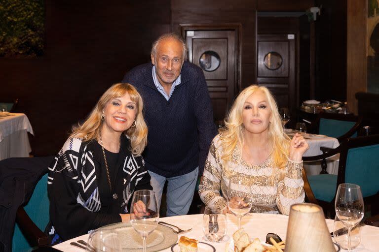 Susana Giménez con sus amigos Teté Coustarot y Gustavo Yankelevich