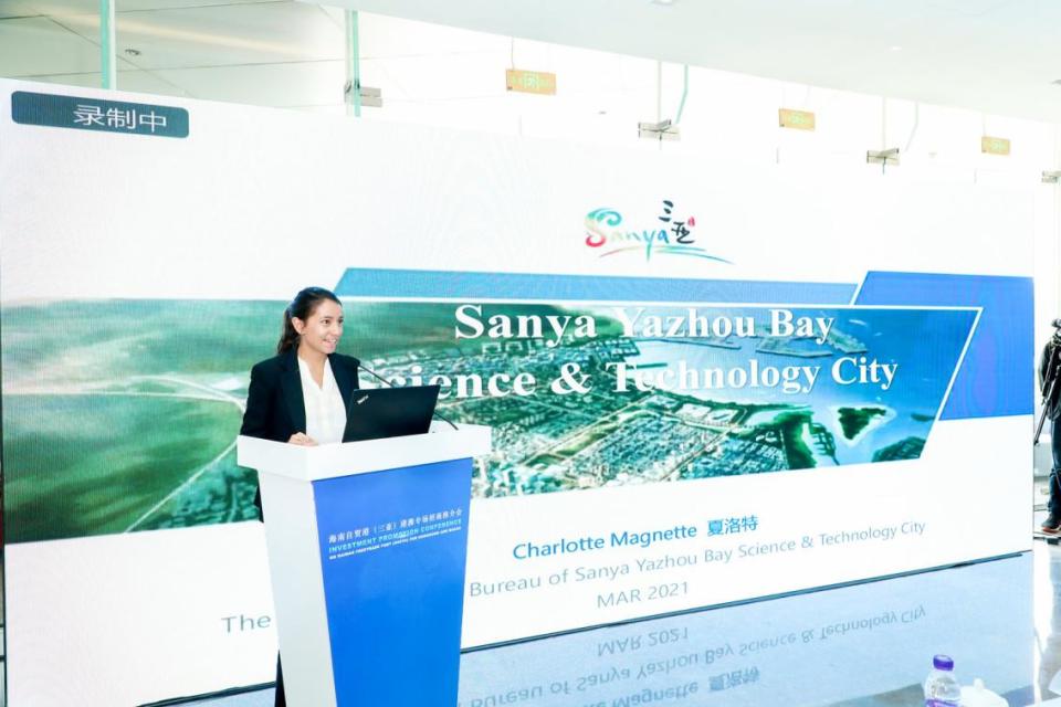 Charlotte, an international investment manager, actively promotes the city of science and technology to guests in English.