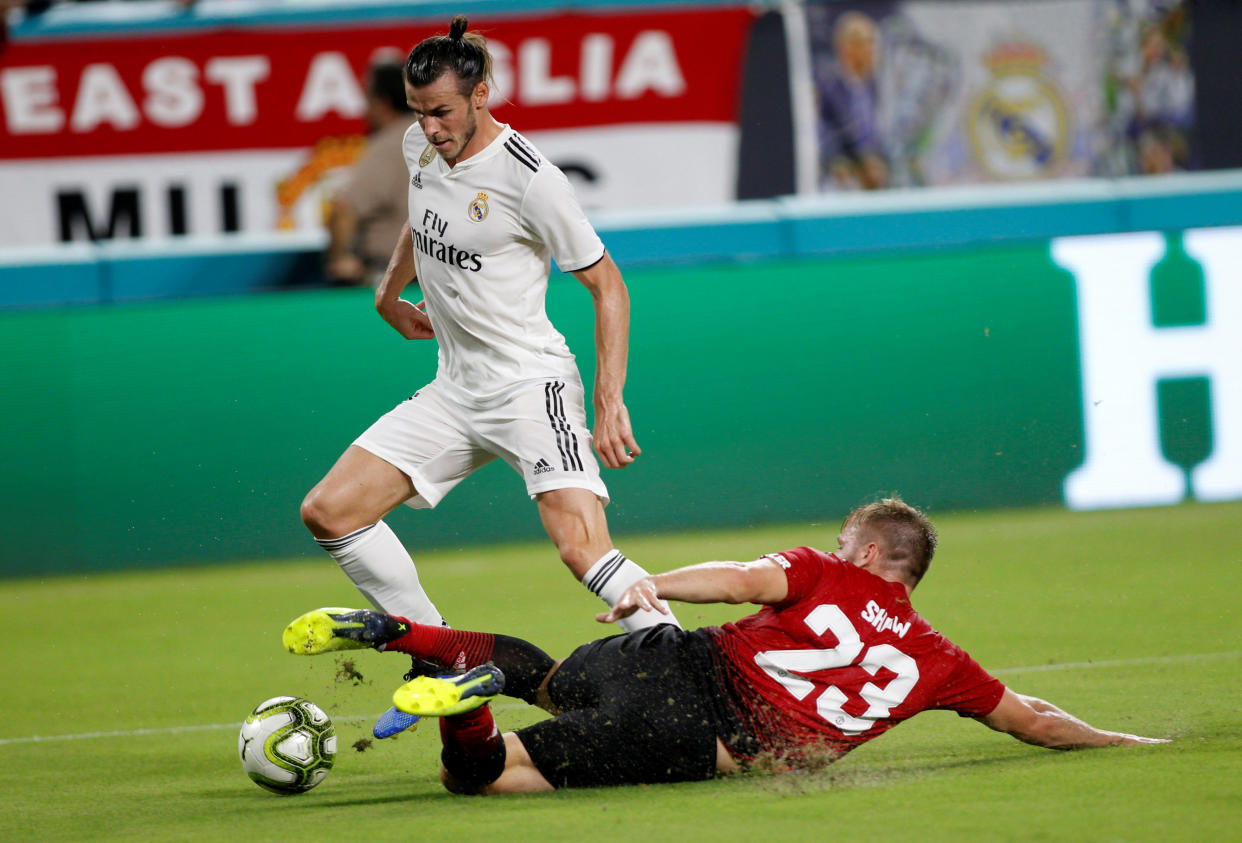 Gareth Bale supera a Luke Shaw, del Manchester United, en el Hard Rock Stadium de Miami (USA) (Foto: REUTERS/Andrew Innerarity/File Photo)