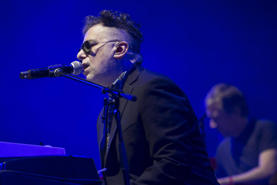 ARCHIVO - El músico argentino Andrés Calamaro durante su concierto en el festival Vive Latino en la Ciudad de México el 15 de marzo de 2020. Calamaro lanzará su álbum "Dios los cría" el 27 de mayo de 2021. (Foto AP/Christian Palma)