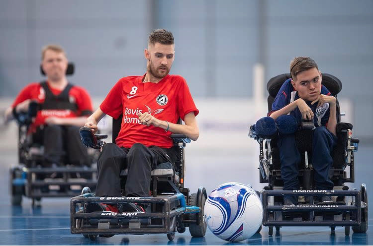 Marcus Harrison (à droite) espère que son équipe pourra remporter la Coupe du monde de Powerchair Soccer à Sydney en octobre – deux mois avant que l'Angleterre espère gagner au Qatar