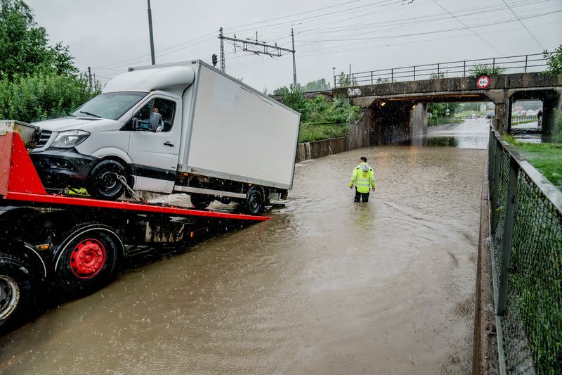 Flooding grounds truck in Lorenskog