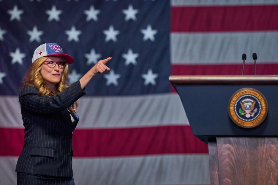 Unschwer zu erkennen, wen sich Meryl Streep für ihre Rolle als US-Präsidentin Janie Orlean zum Vorbild genommen hat. (Bild: © Niko Tavernise / Netflix © 2021)