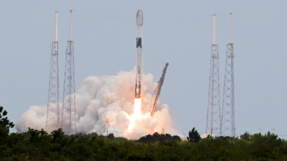 Un cohete Falcon 9 despega de Cabo Cañaveral para poner en órbita una carga de 53 nuevos satélites de la constelación Starlink | REUTERS/Steve Nesius