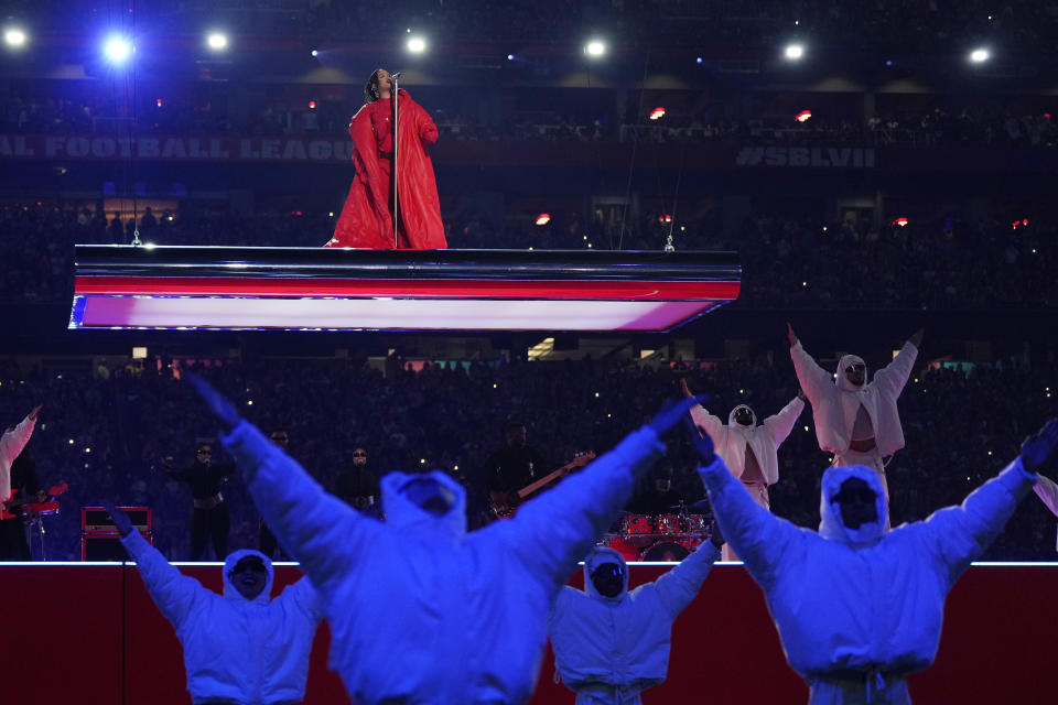 Rihanna durante su presentación en el espectáculo de medio tiempo del Super Bowl 57 de la NFL entre los Chiefs de Kansas City y los Eagles de Filadelfia, el domingo 12 de febrero de 2023, en Glendale, Arizona. (Foto AP/Matt Slocum)
