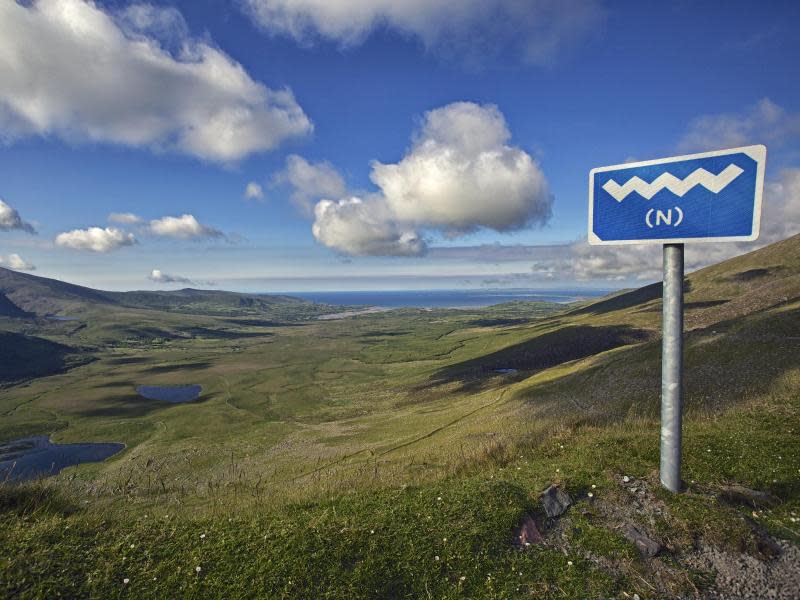 Immer dem blau-weißen Schild folgen! Der Wild Atlantic Way führt über 2500 Kilometer an der Westküste Irlands entlang. Foto: Tourism Ireland/Lukasz Warzecha