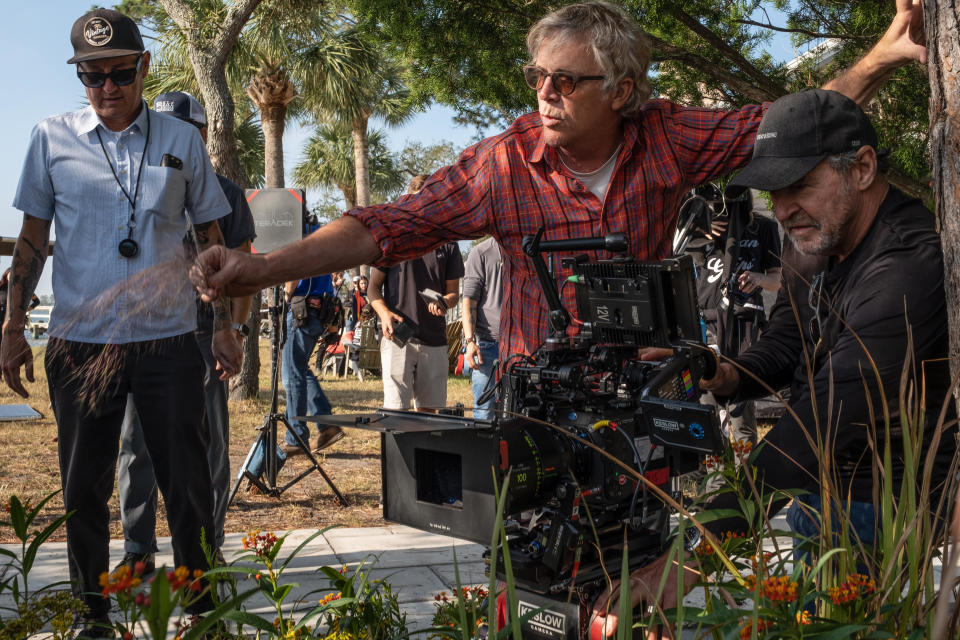 Director Todd Haynes on the ‘May December’ set (Netflix)