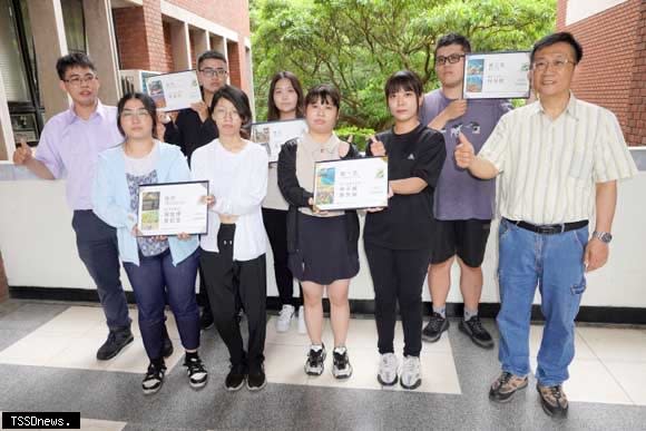 大葉大學資管系在AI視覺創作之明信片設計競賽獲得五個獎項。（記者方一成攝）