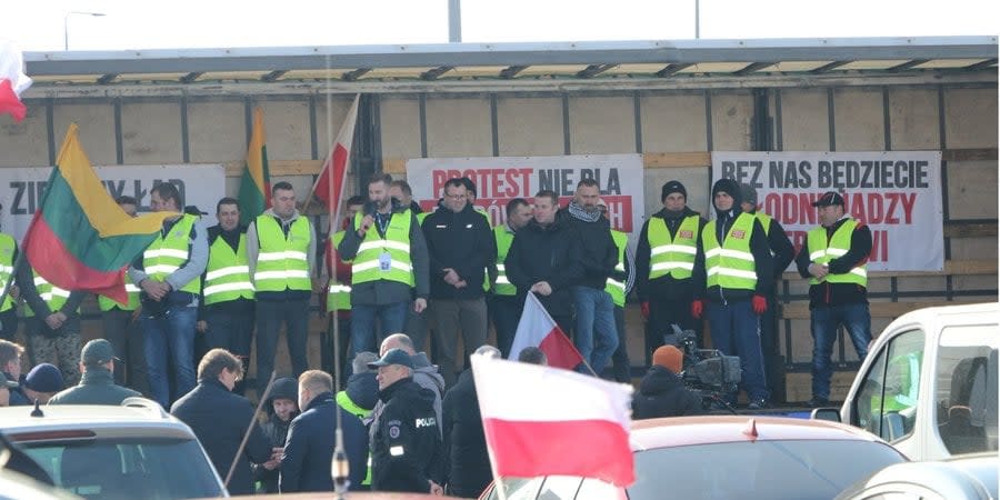 Polish farmers protest on the border with Lithuania