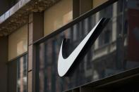 <p>Esta célebre marca de artículos deportivos no siempre ha ostentado un récord estelar en lo que respecta a la sostenibilidad corporativa, pero sí ha hecho un gran cambio para bien.<br>En 2015, Nike encabezó la lista de Morgan Stanley de la mayoría de las marcas sostenibles de ropa y calzado. La clave de su éxito es la sólida divulgación de la compañía sobre su cadena de suministro y sus prácticas de producción. También hacen que sea más fácil para los diseñadores tomar decisiones ecológicas, gracias a una aplicación que lo ayuda a comparar la huella ambiental de las diferentes telas.<br>Al igual que Patagonia, en algunos de sus productos también utiliza materiales reciclados luego de su consumo, incluidos sus camisetas de la Copa Mundial de 2011. También rediseñó sus cajas para reducir el embalaje, se comprometió a eliminar las descargas químicas e invirtió en la eficiencia energética en sus fábricas.<br>Nike también se está asociando con la NASA y otras agencias gubernamentales para impulsar la innovación en productos química, de manera a ecologizar el procesamiento de las materias primas. </p>