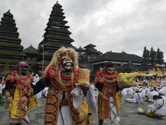 Artists perform Sidakarya mask dancing during mass prayers in Bali (Antara Foto/Reuters)