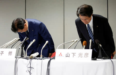 Mitsubishi Motors Corp's Chairman and Chief Executive Officer Osamu Masuko (L) and Head of Research and Development Mitsuhiko Yamashita bow their heads to apologize over the company's mileage scandal at a news conference in Tokyo, Japan August 30, 2016. REUTERS/Kim Kyung-Hoon