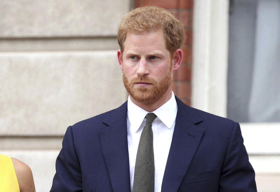 El príncipe Harry, duque de Sussex, ha sido más explícito al culpar a la prensa (tabloides) como corresponsables en la muerte de su madre, la princesa Diana de Gales. (AP)