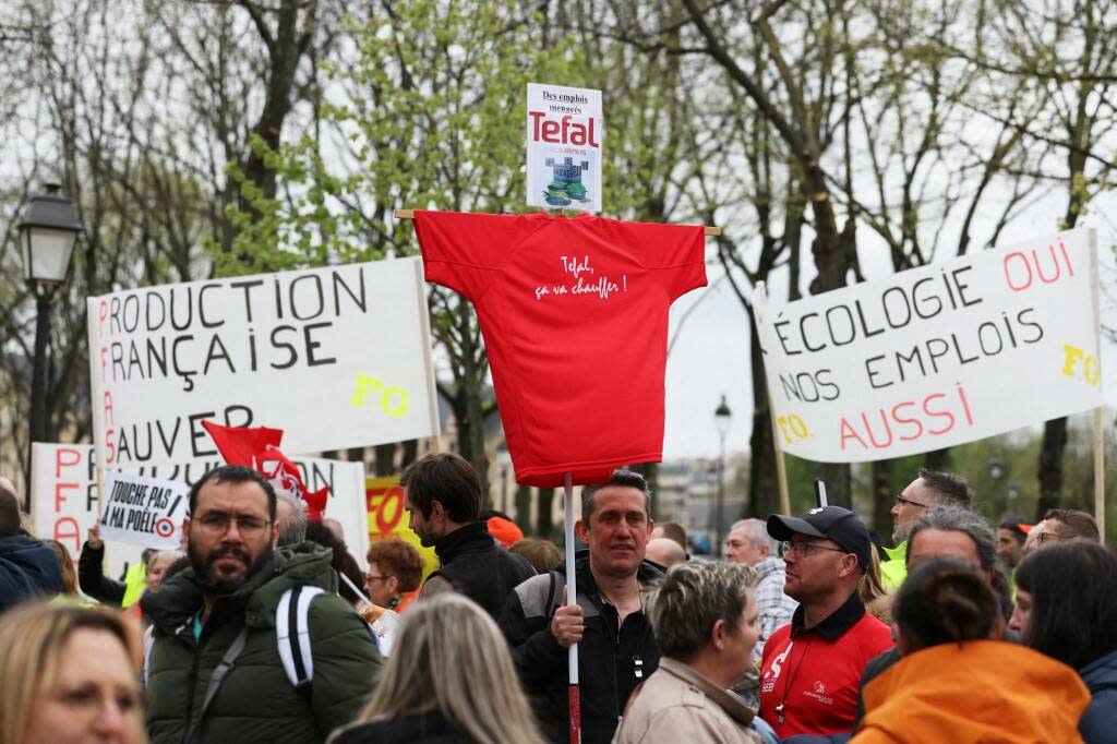 Photo prise le 3 avril 2024, devant l’Assemblée nationale, lors d’une manifestation des salariés de l’entreprise SEB pour s’opposer à l’interdiction des PFAS dans les ustensiles de cuisine. 