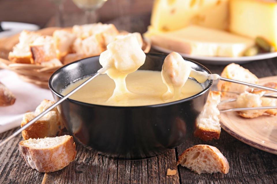 Fertigprodukte wie Käse-Fondue, Bratensoße oder Zwiebelsuppe sind für Schwangere eher nicht geeignet: Häufig werden diesen Produkten Branntweine beigemischt, die meist auch beim Erhitzen nicht vollständig verkochen. (Bild: iStock / margouillatphotos)