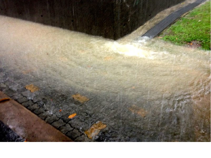 Flash flood at Commonwealth Drive. (Yahoo! photo/Satish Cheney)