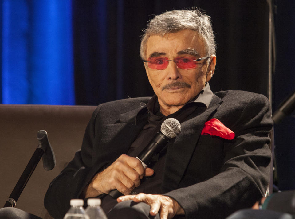 En esta foto del 22 de agosto del 2015, Burt Reynolds en la Wizard World Chicago Comic-Con en Chicago. Reynolds, quien actuó en pelíuclas que incluyen "Deliverance", "Boogie Nights" y "Smokey and the Bandit", falleció, informó su agente. Tenía 82 años. (Foto por Barry Brecheisen/Invision/AP, Archivo)