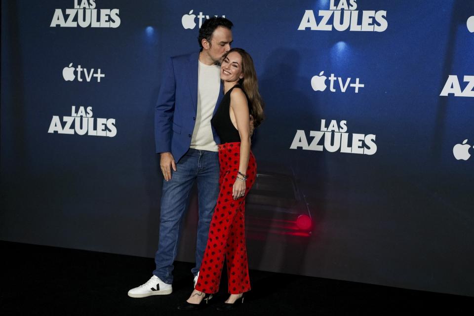 La actriz Bárbara Mori, derecha, y el productor Fernando Rovzar de la serie de Apple TV+ "Las Azules" ("Women in Blue"), posan para retratos en un evento promocional en la Ciudad de México el martes 9 de julio de 2024. (Foto AP/Marco Ugarte)