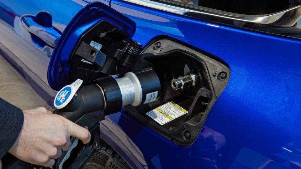 只需5分鐘就可完全補滿Mirai儲氫罐內的氫氣，效率超過電動車的快充。(圖片來源/ Toyota)
